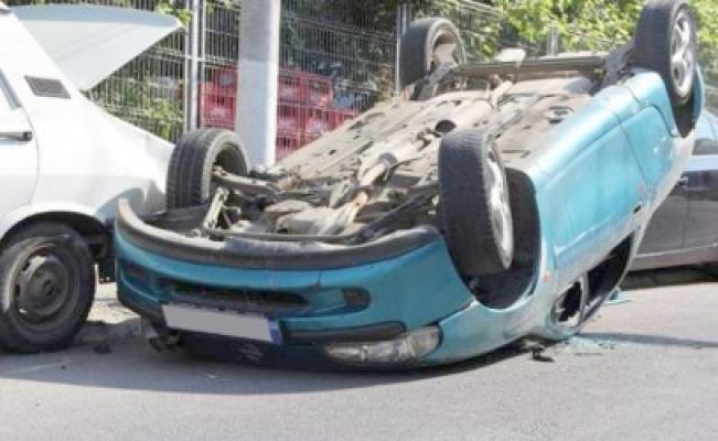S-a răsturnat cu maşina, a ieşit singur pe geam şi a sunat la 112